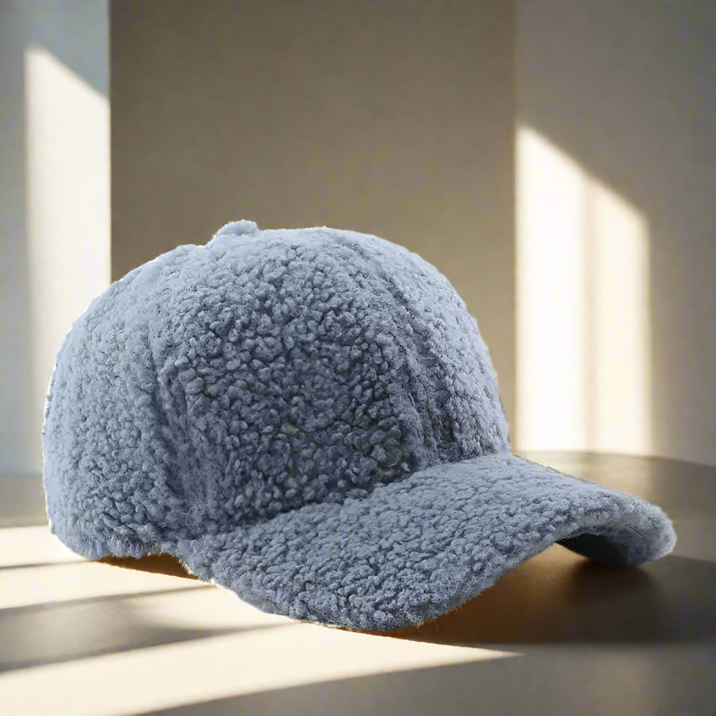 Frosty Teddy Cap – Warm, Zacht & Stijlvol voor de Winter