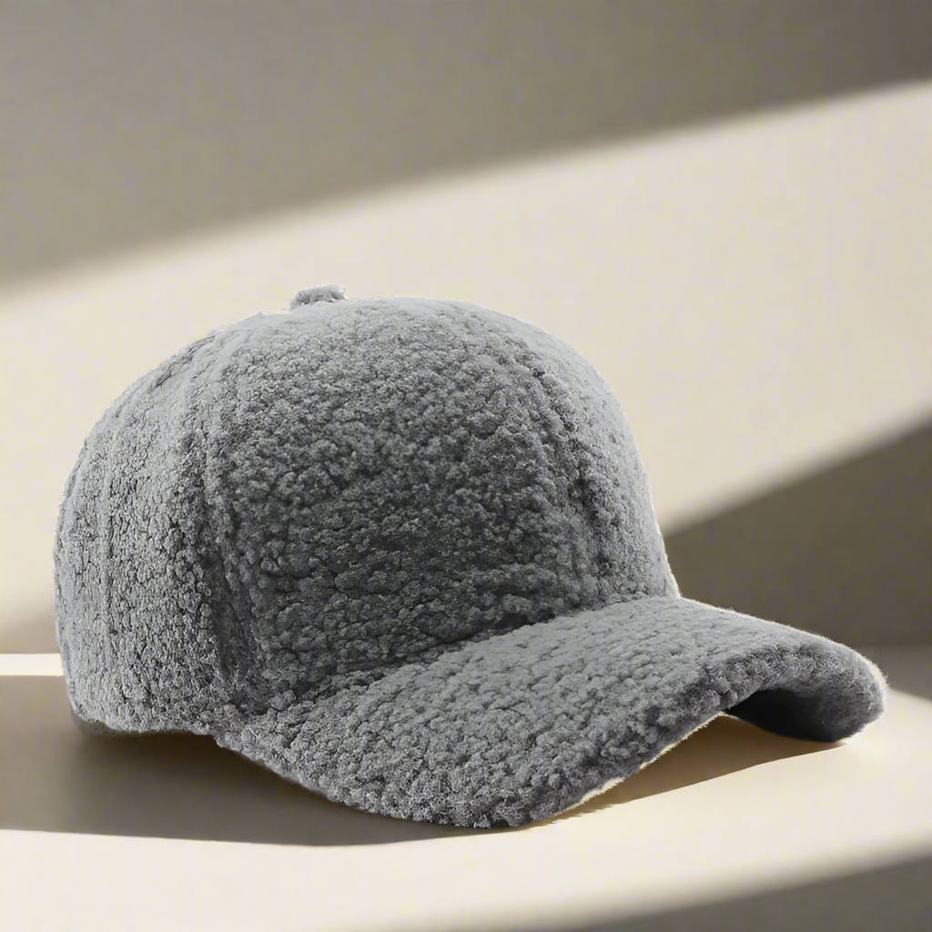 Frosty Teddy Cap – Warm, Zacht & Stijlvol voor de Winter