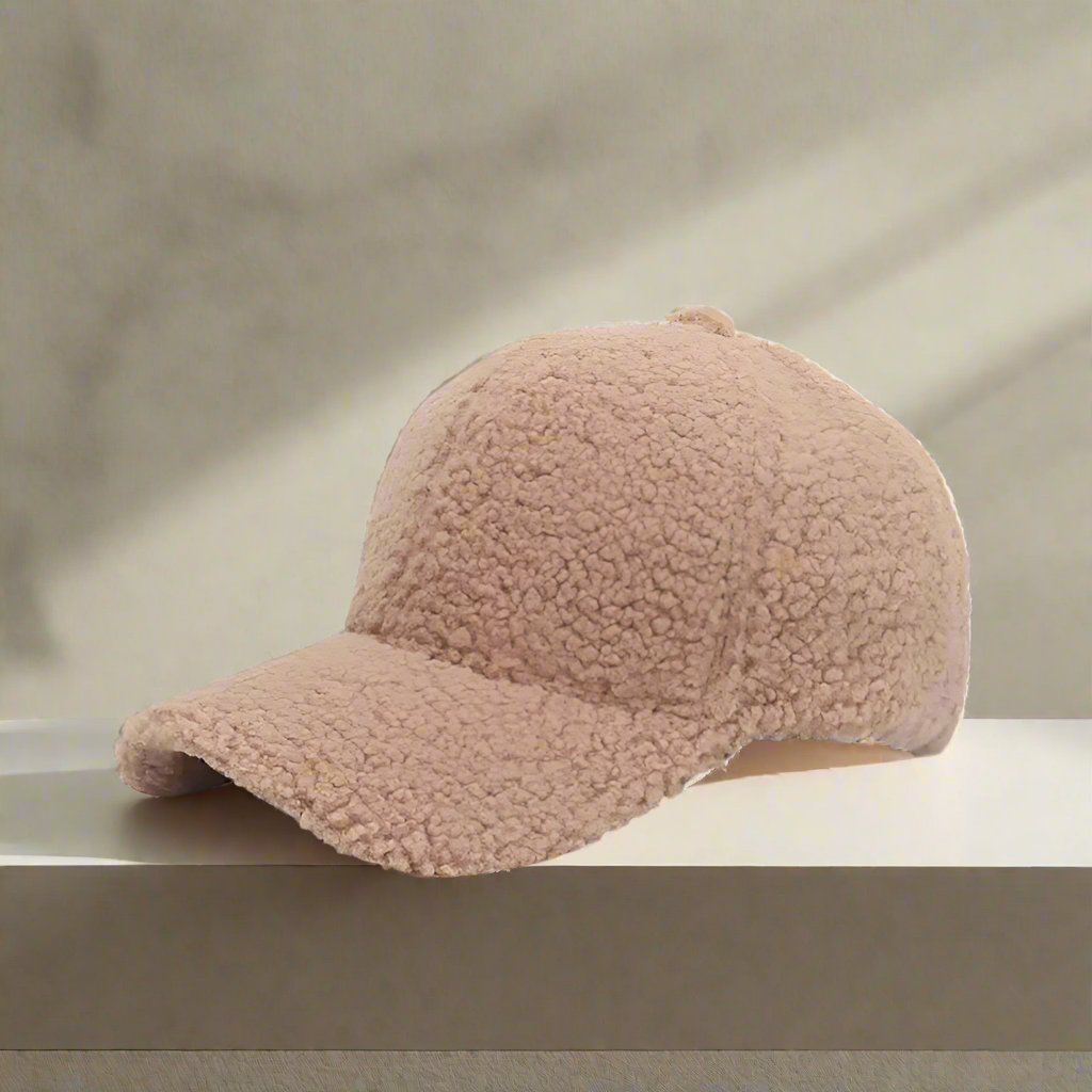Frosty Teddy Cap – Warm, Zacht & Stijlvol voor de Winter
