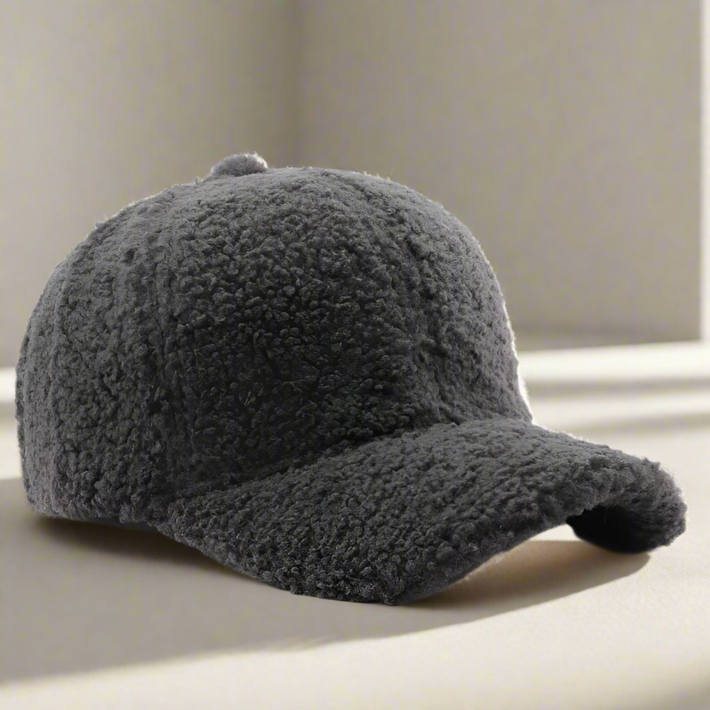 Frosty Teddy Cap – Warm, Zacht & Stijlvol voor de Winter