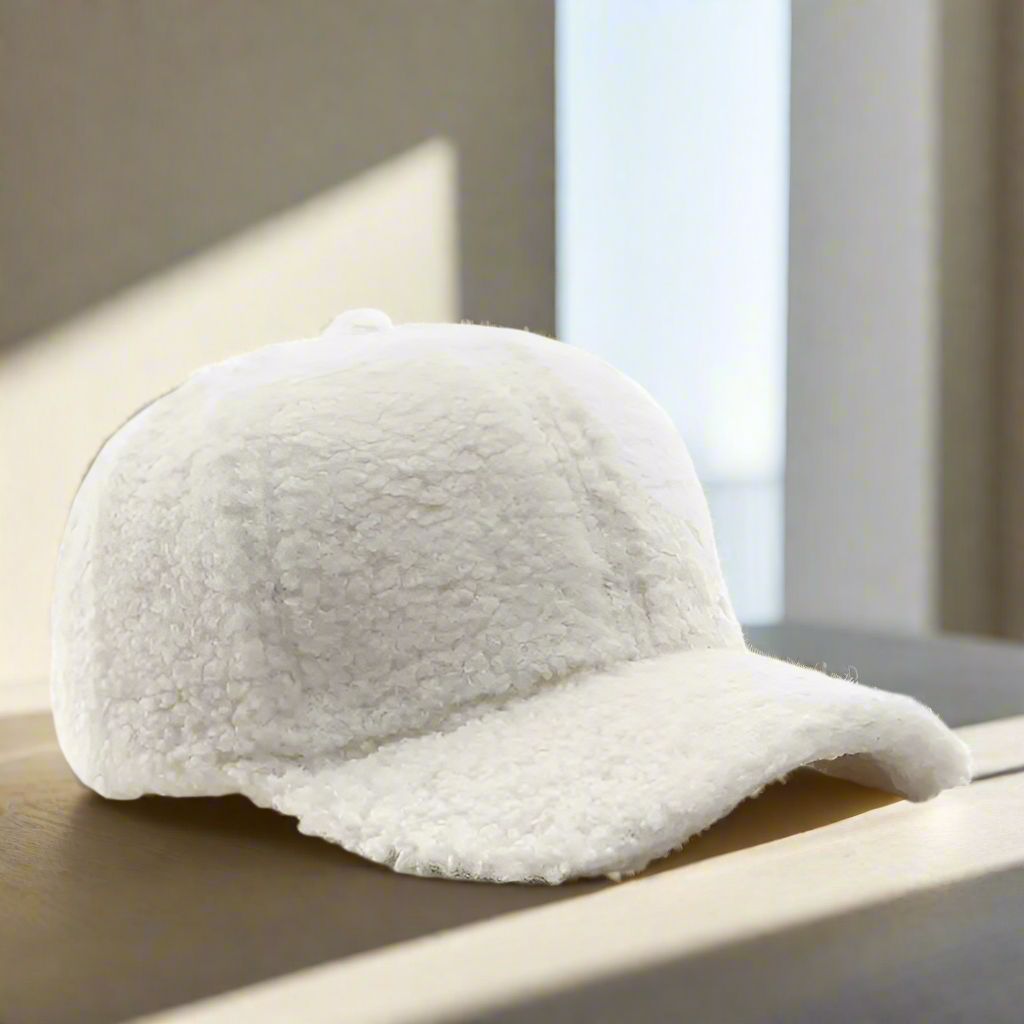 Frosty Teddy Cap – Warm, Zacht & Stijlvol voor de Winter