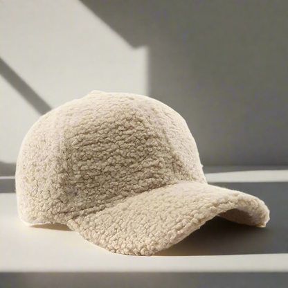 Frosty Teddy Cap – Warm, Zacht & Stijlvol voor de Winter